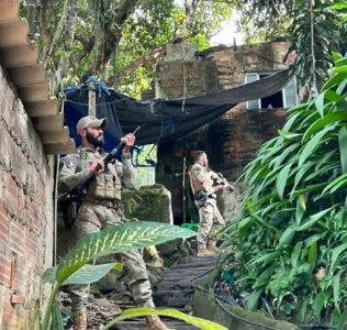 Policiais militares e criminosos trocam tiros em Santos