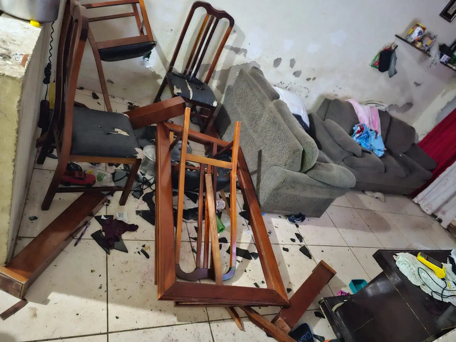 Polícia indicia mãe de crianças torturadas por abandono