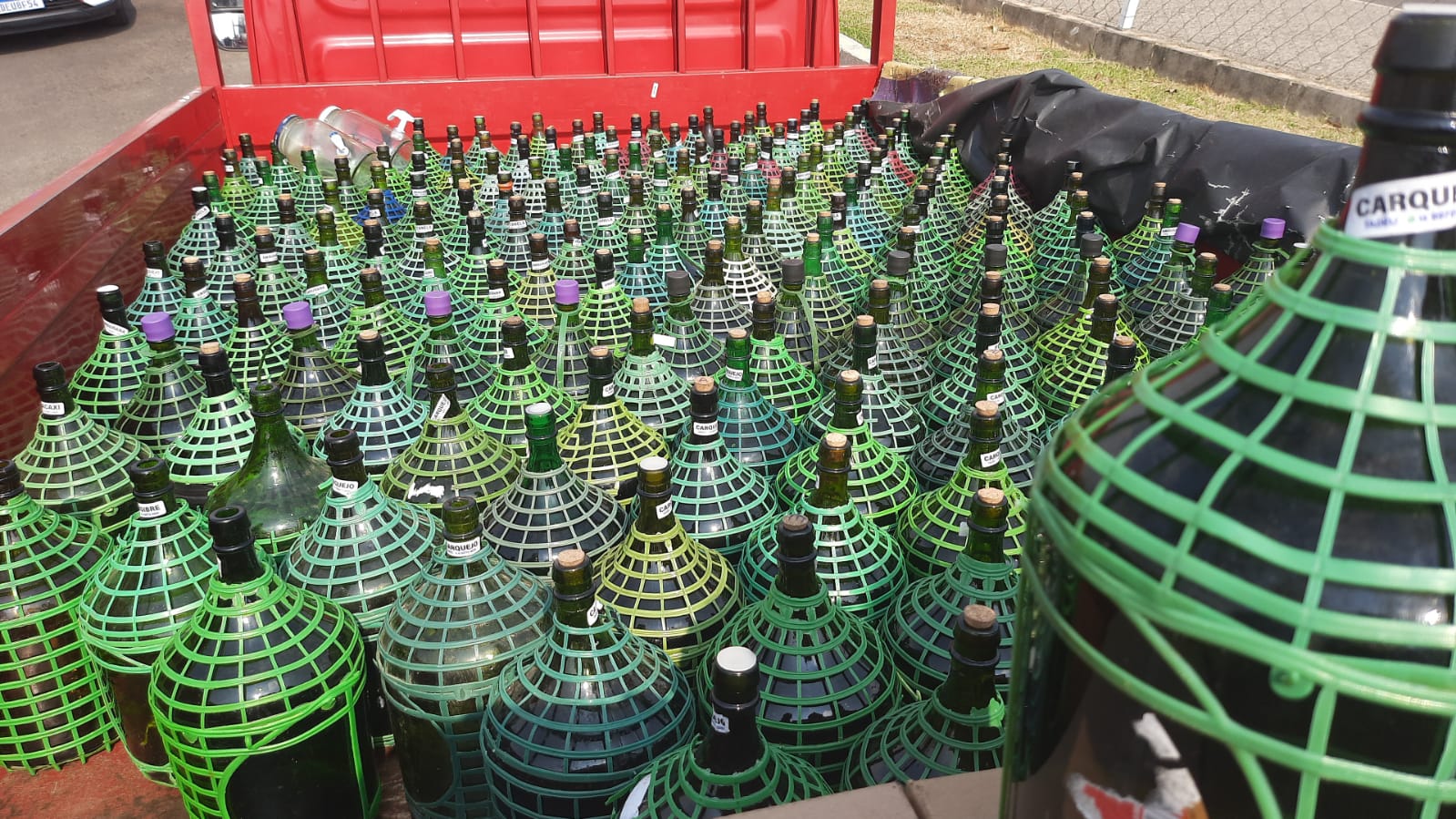 Quase 1.000 litros de bebidas clandestinas são apreendidas em Indaiatuba Quase 1.000 litros de bebidas clandestinas são apreendidas em Indaiatuba
