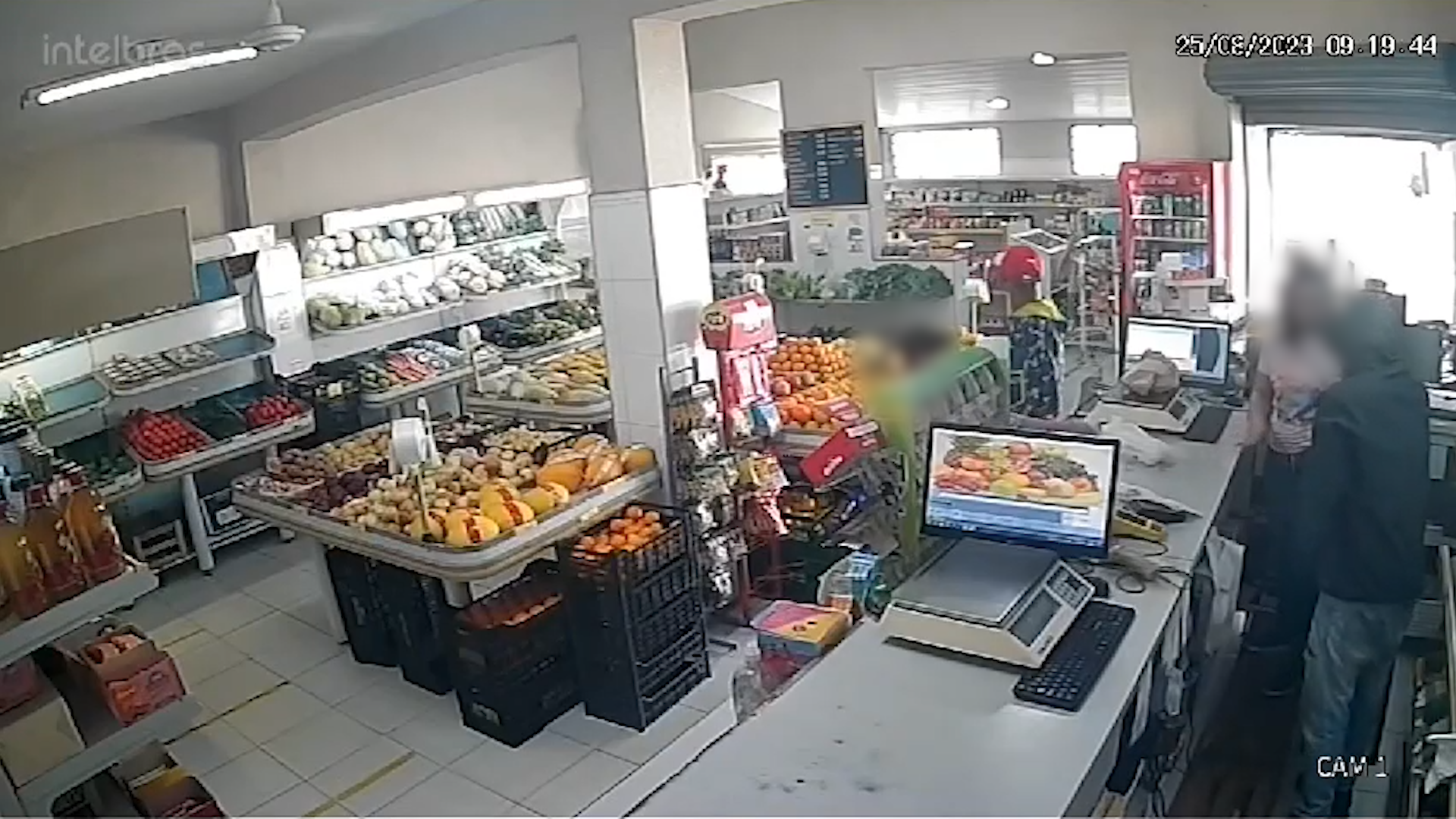 Trio assalta hortifruti em Campinas, ameaça funcionários e clientes, e é preso pela PM