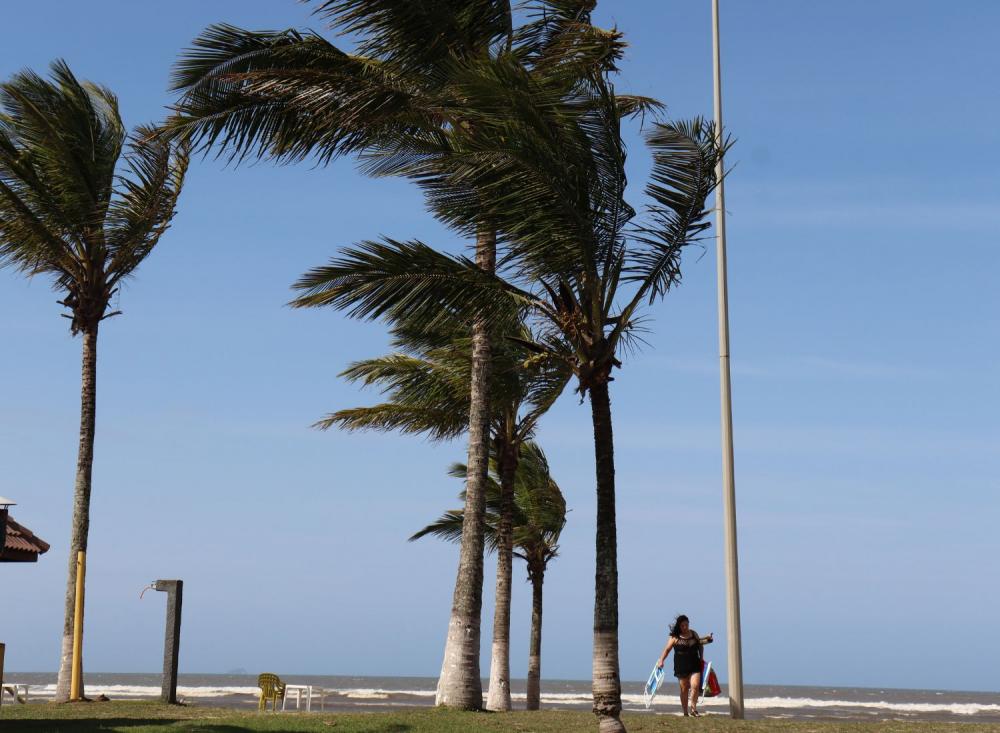 Defesa Civil alerta para ventos fortes acima dos 80 Km/h no Litoral