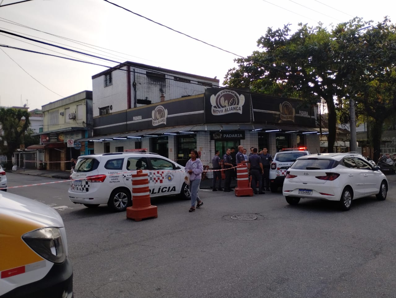 Guerra declarada: policial baleada em frente a padaria em Santos
