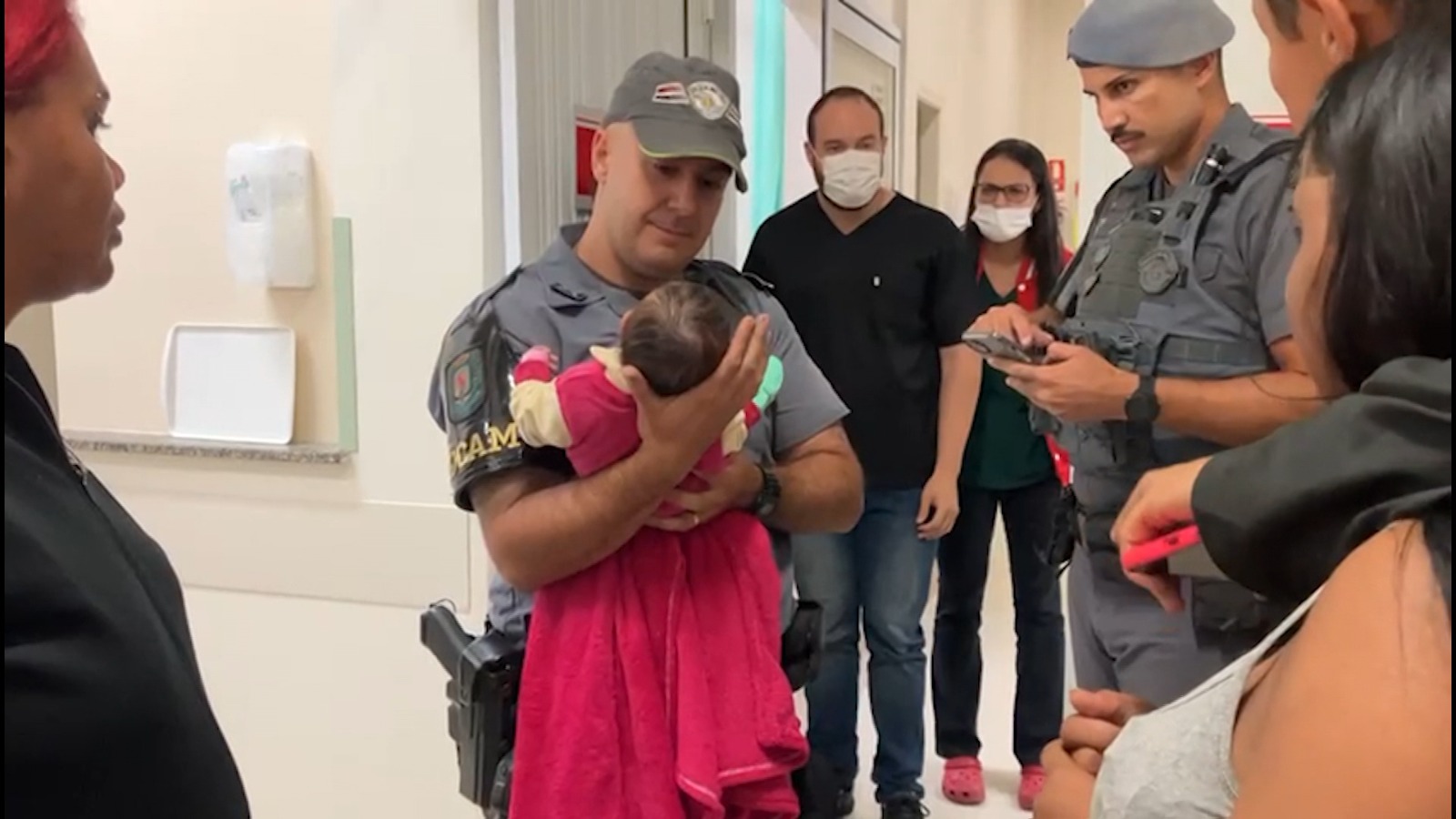 Policiais militares salvam vida de bebê engasgado em Campinas: veja o momento