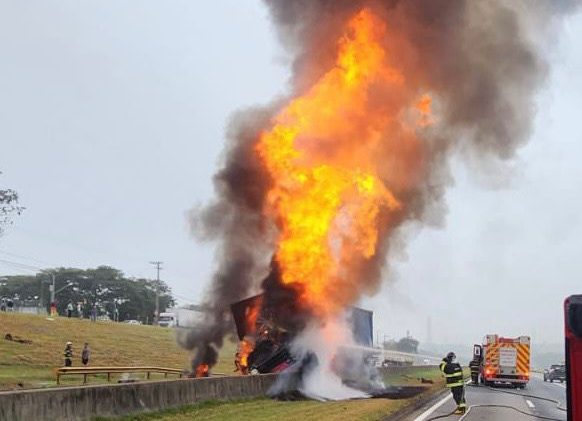 Dia de caos: caminhão pega fogo na Dutra; congestionamento chega a 12 km em São José