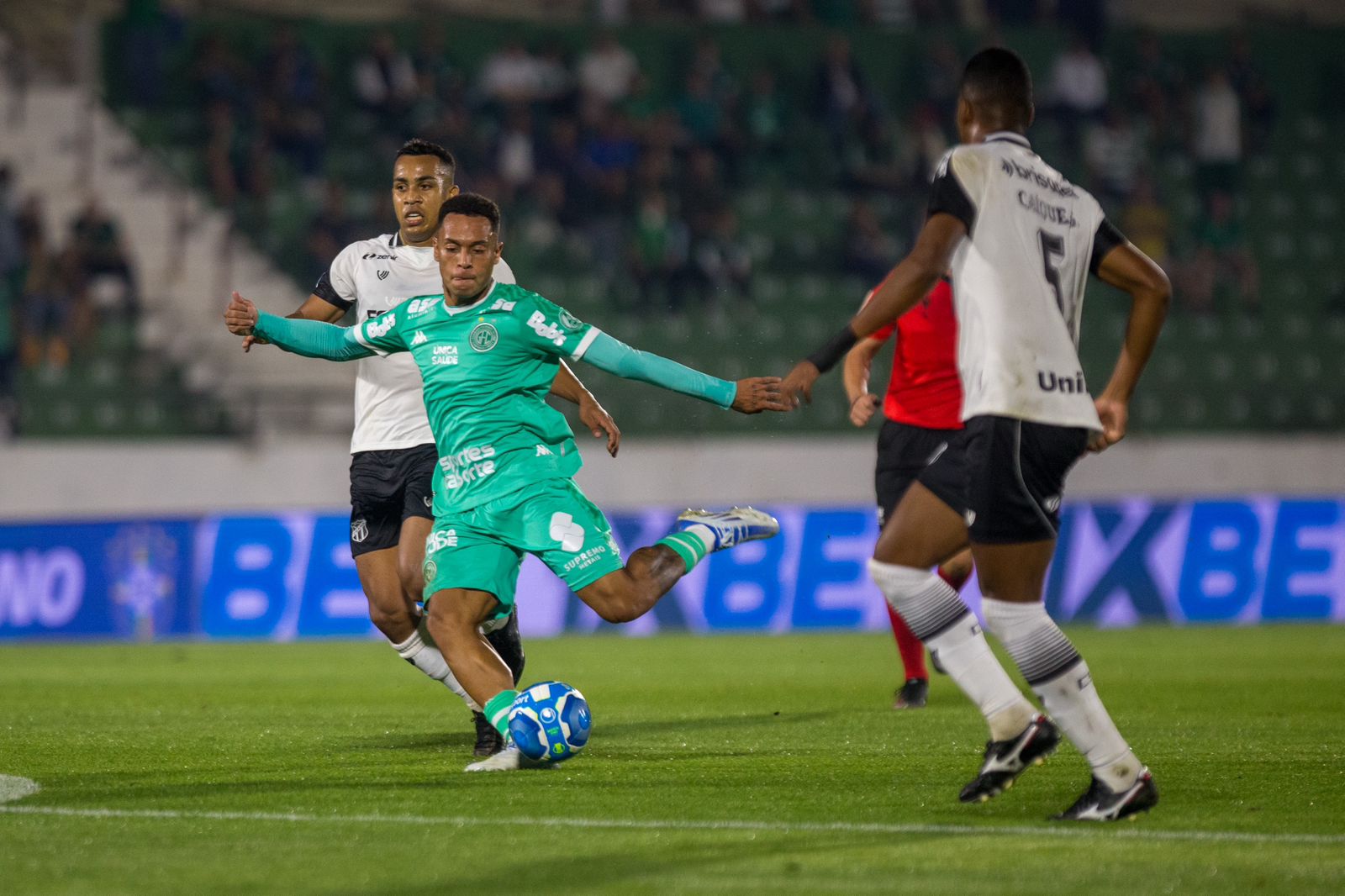 Em jogo festivo, Guarani e Ceará empatam em 0 a 0
