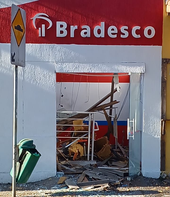 Quadrilha explode caixas eletrônicos e furta agência bancária de São Francisco Xavier
