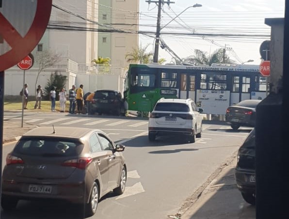Acidente entre carro e ônibus deixa quatro feridos em Campinas