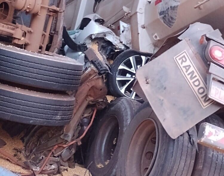 Automóvel fica prensado entre duas carretas. Motorista de Ribeirão morre no local