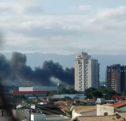 Loja de construção pega fogo e gera nuvem de fumaça em Taubaté