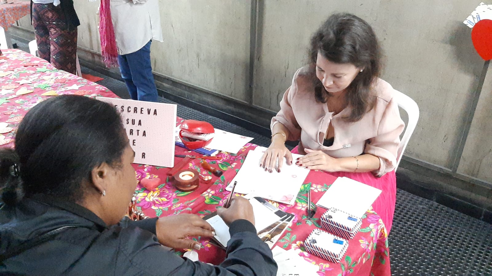 Dia dos Pais: Estação do VLT de Santos é palco de oficina de cartas para passageiros