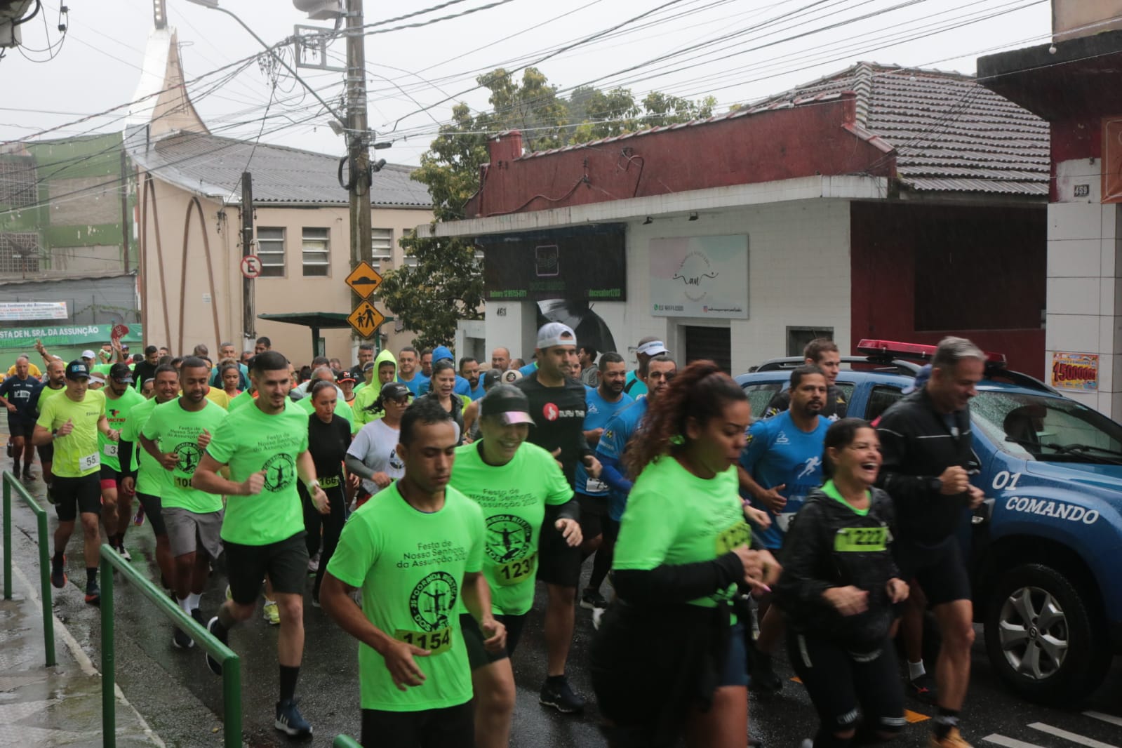 Dia dos Pais é celebrado com corrida em morro de Santos