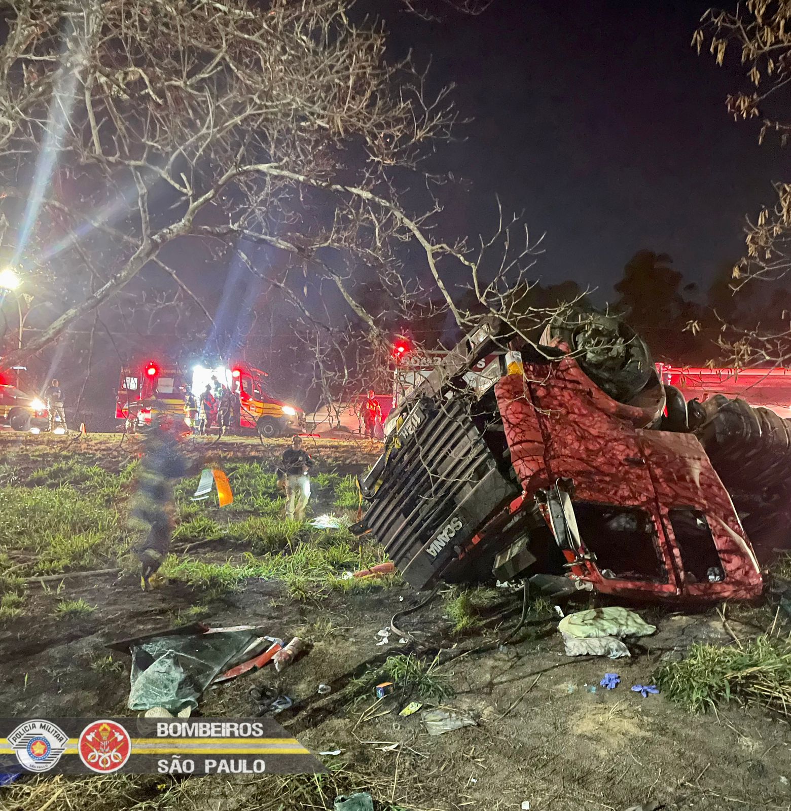 Idoso fica preso nas ferragens após capotar caminhão na Dutra, em Jacareí
