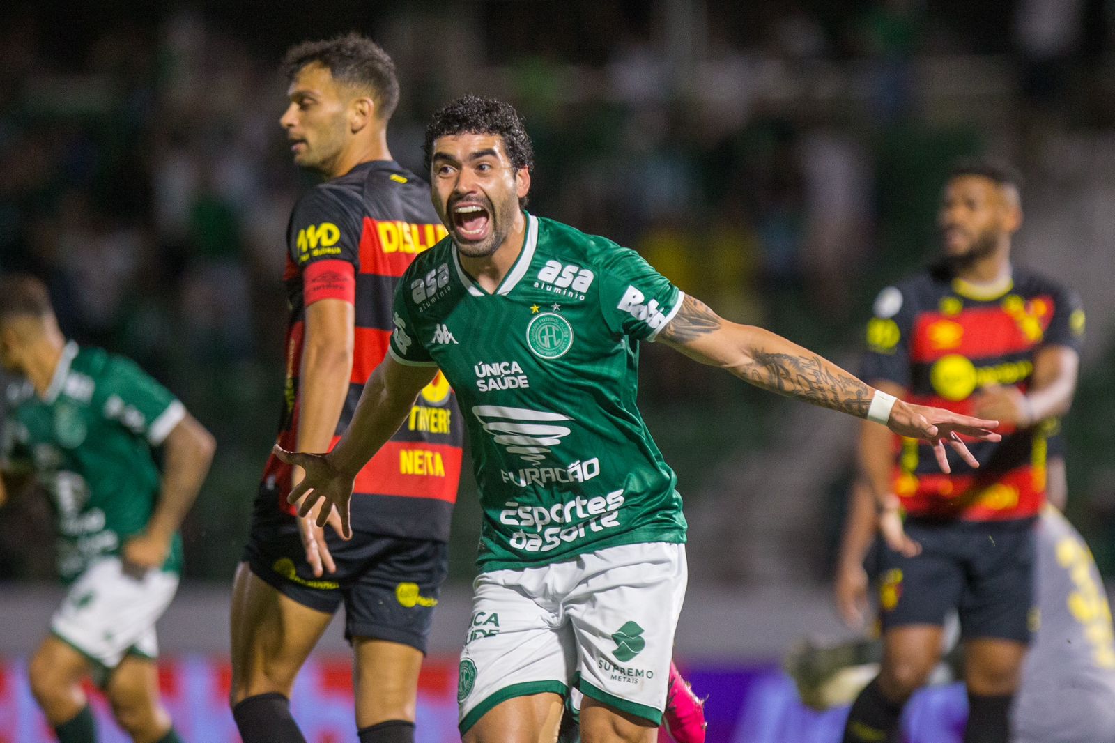 Avassalador: Guarani vence o líder Sport no Brinco e volta a encostar no G4