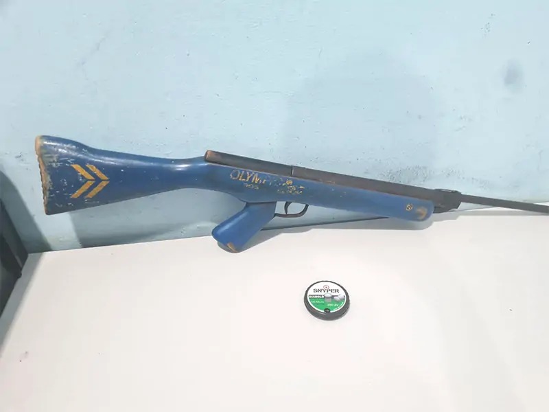 Insatisfeito com câmera de vigilância, vizinho atira contra equipamento e ameaça moradores