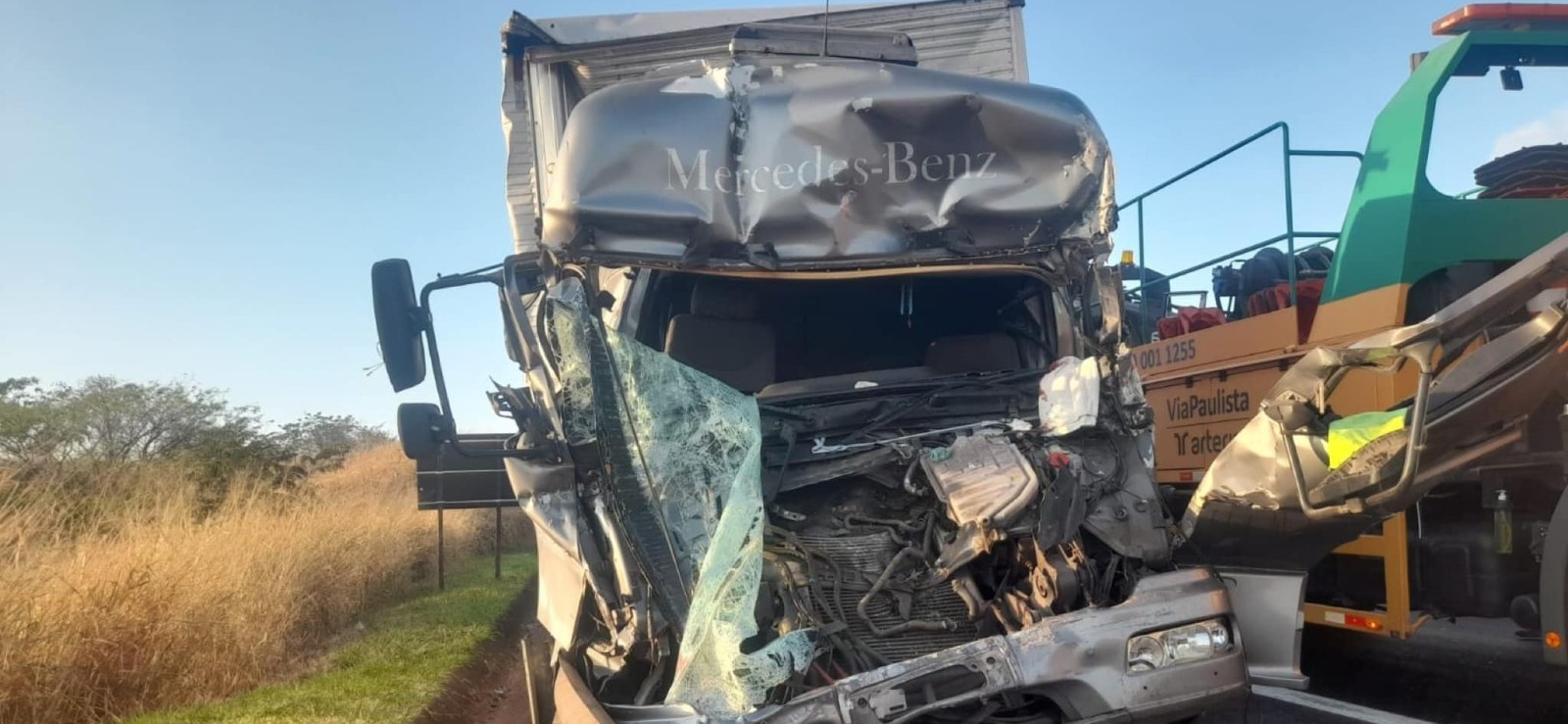 Duas pessoas ficam feridas após acidente envolvendo caminhões na rodovia Anhanguera