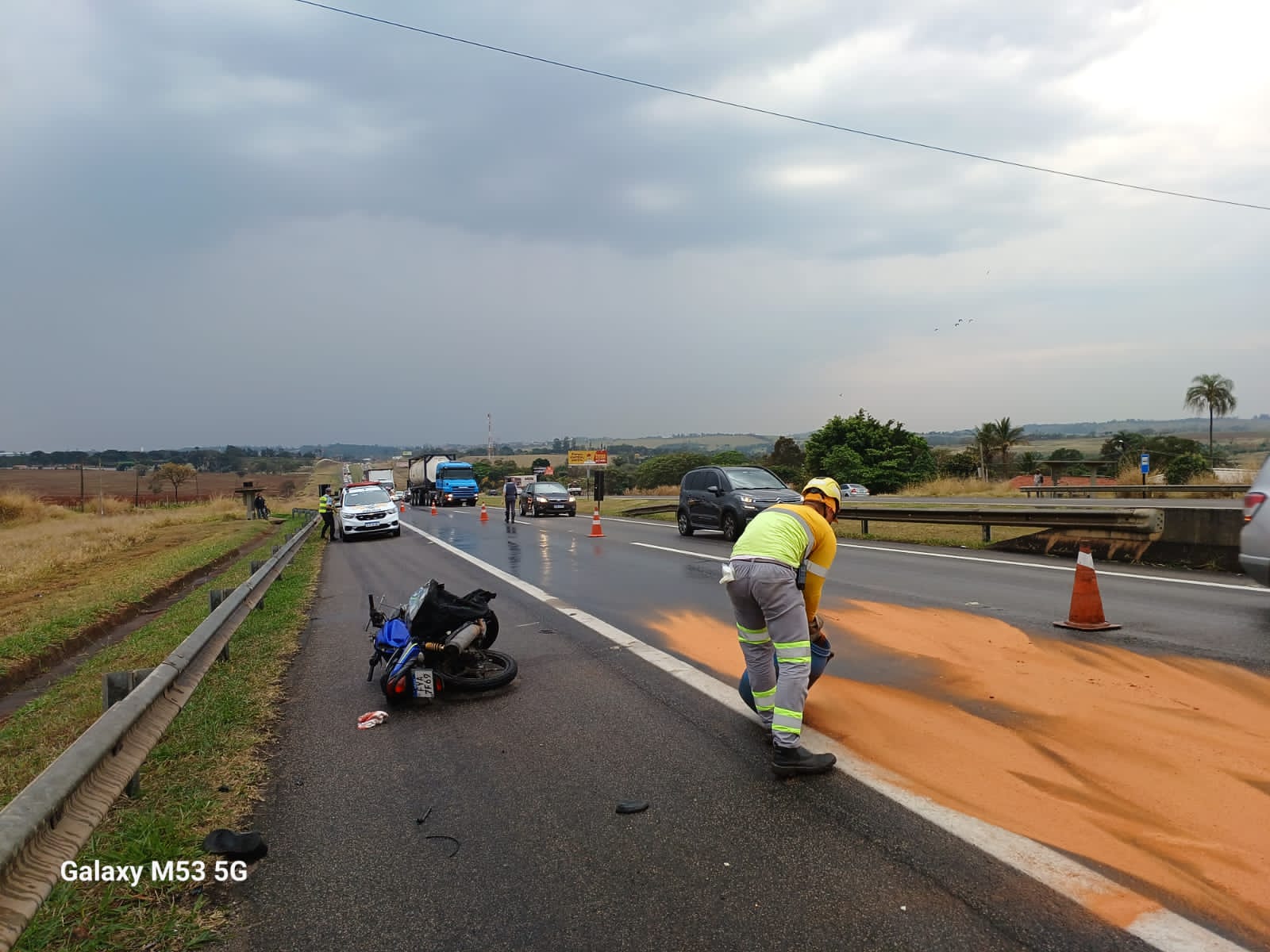 Motociclista bate em traseira de caminhão em Jaguariúna