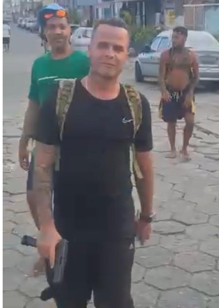 Homem que exibiu arma e zombou de policiais no Guarujá é preso em casa de luxo