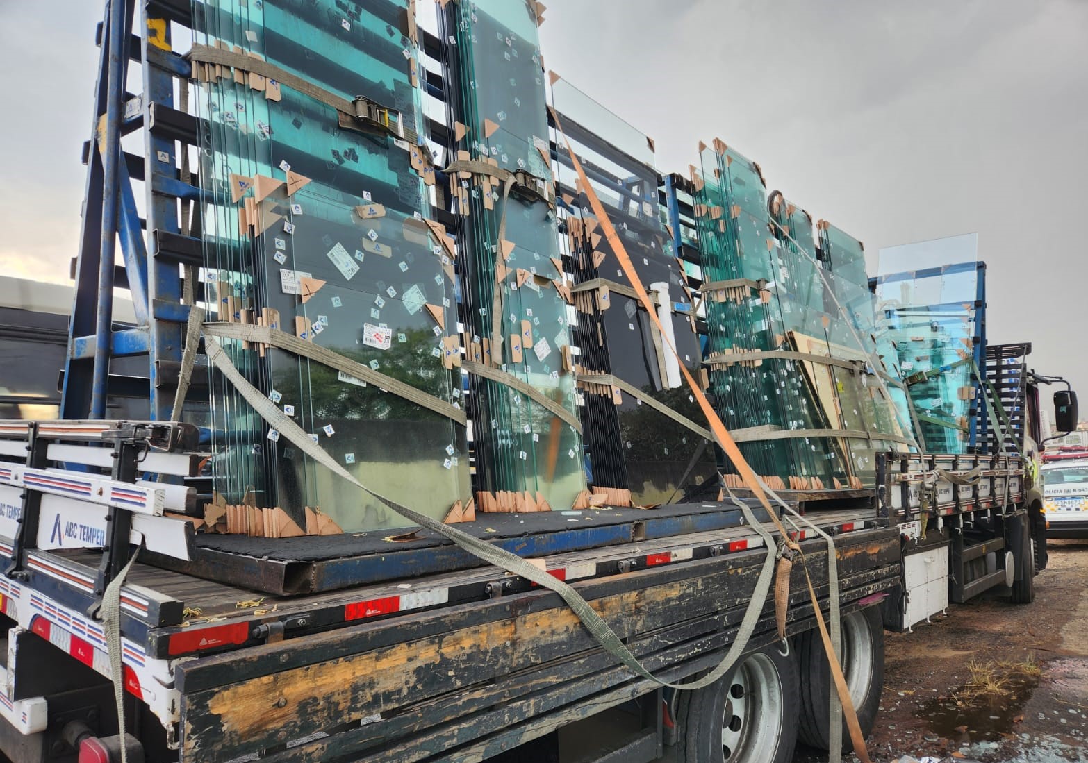 Ajudante morre atingido por carga na rodovia