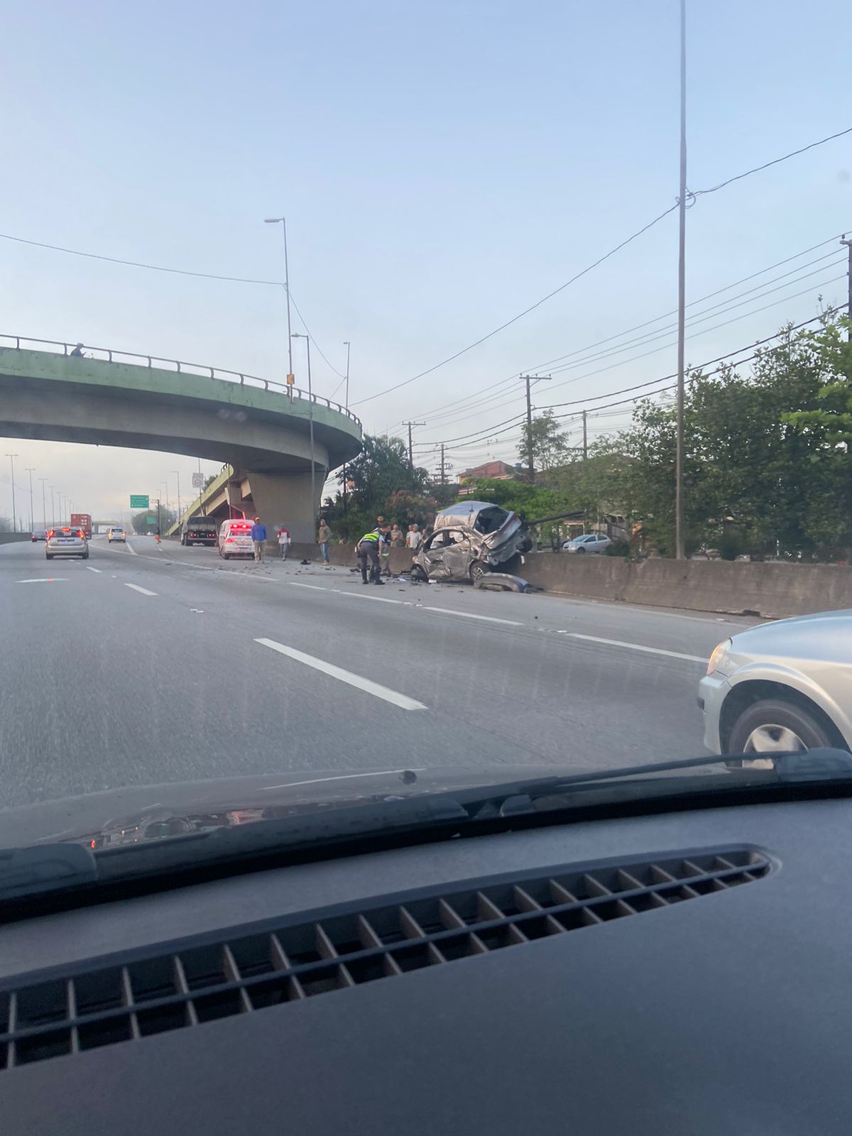 Motorista morre após cair com carro em viaduto de Guarujá