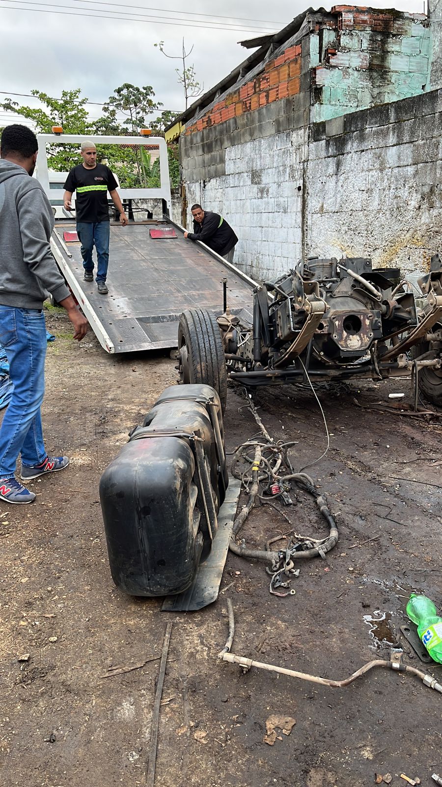 Dupla é presa acusada de desmanche clandestino de caminhões no Litoral