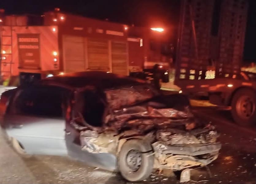 Acidente envolvendo carro e caminhão na Altino Arantes