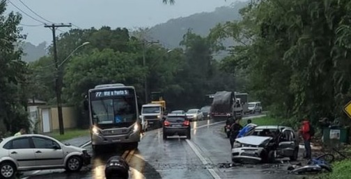 Acidente em estrada de Guarujá deixa homem ferido