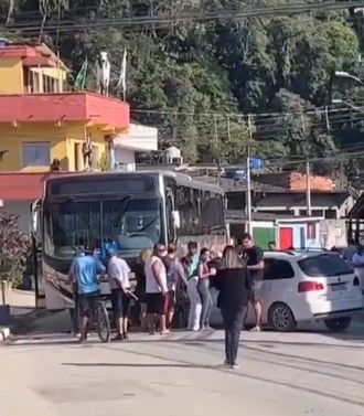 Acidente entre carro e ônibus deixa uma pessoa ferida no Guarujá