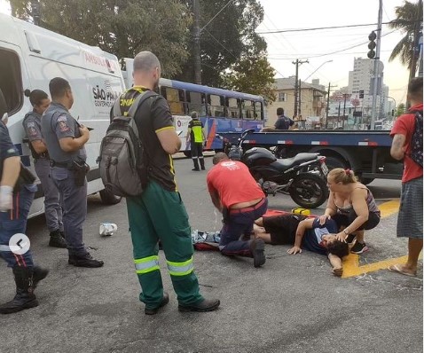 Acidente entre motos deixa uma pessoa ferida em São Vicente