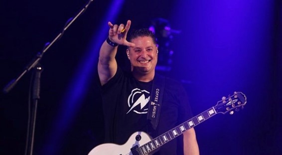 Conheça Tiago Adorno: guitarrista de Ribeirão que está substituindo Beto Lee nos shows dos Titãs