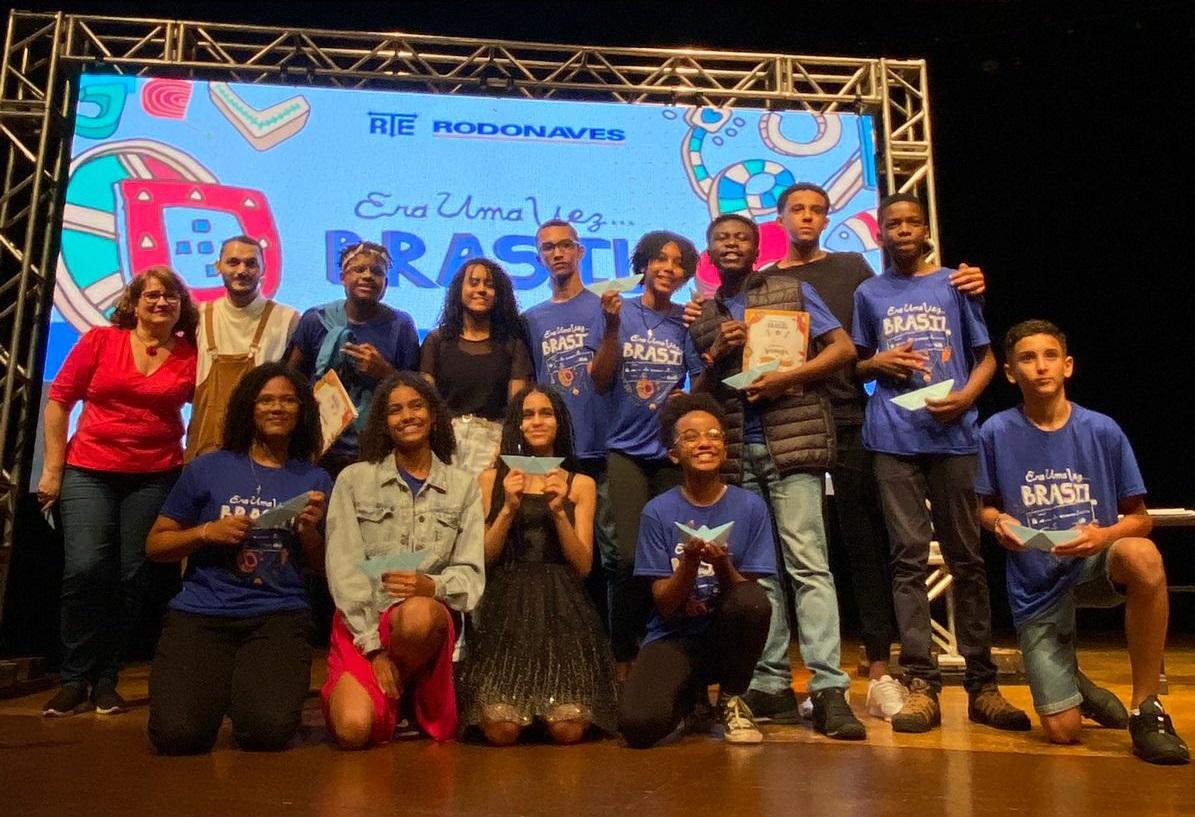 Saiba quem são os 11 alunos da rede pública de ensino e a professora que vão a Portugal