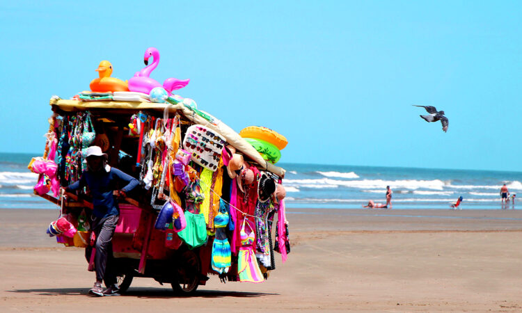 Ambulantes que atuam em Itanhaém devem renovar a licença até 31 de agosto