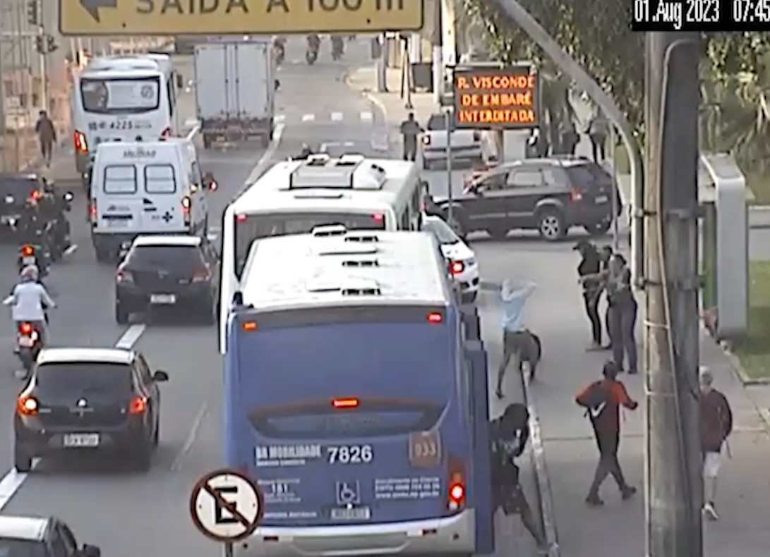 Suspeito de atirar em policial na frente de padaria é preso