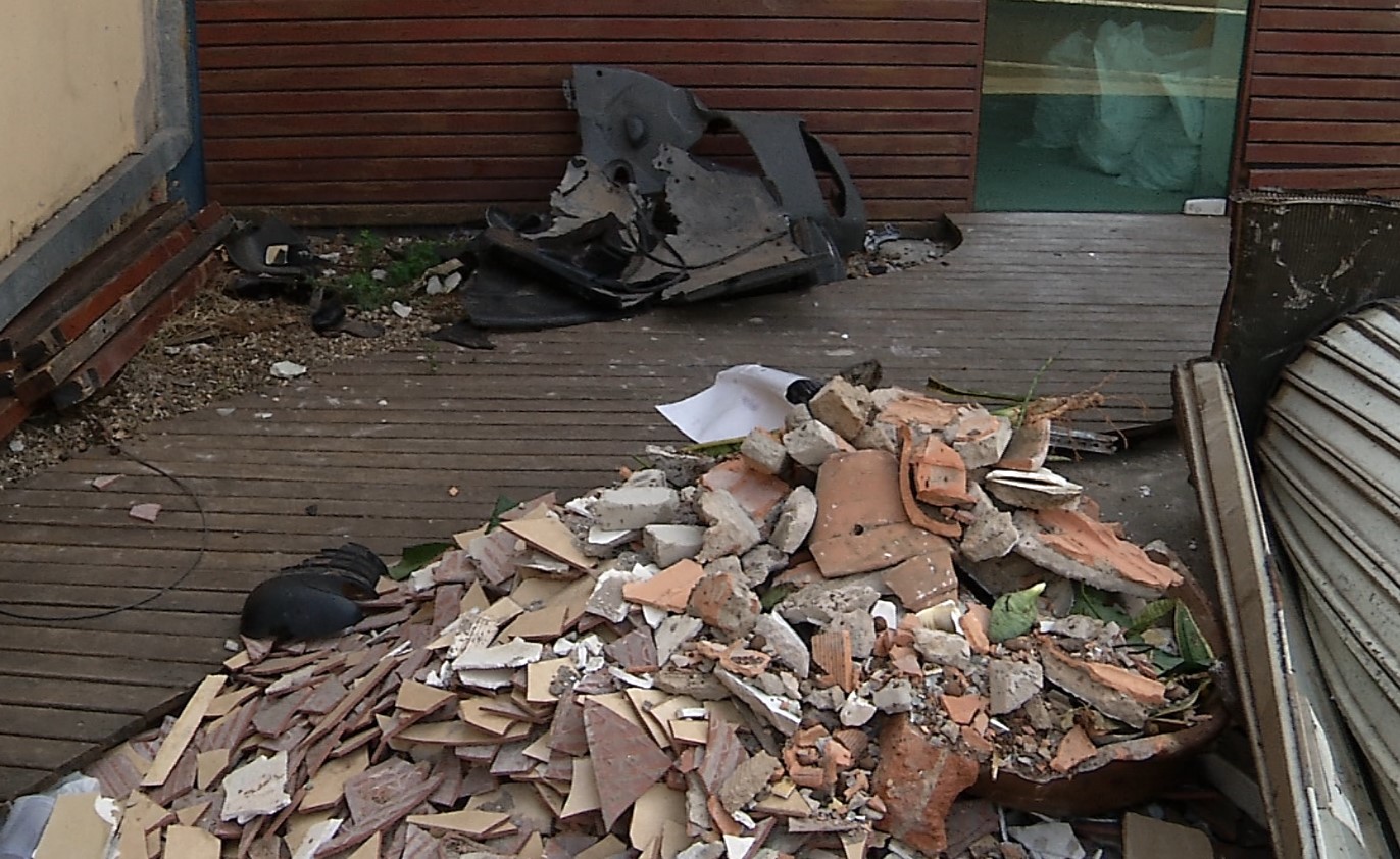 Caminhão desgovernado invade salão de beleza