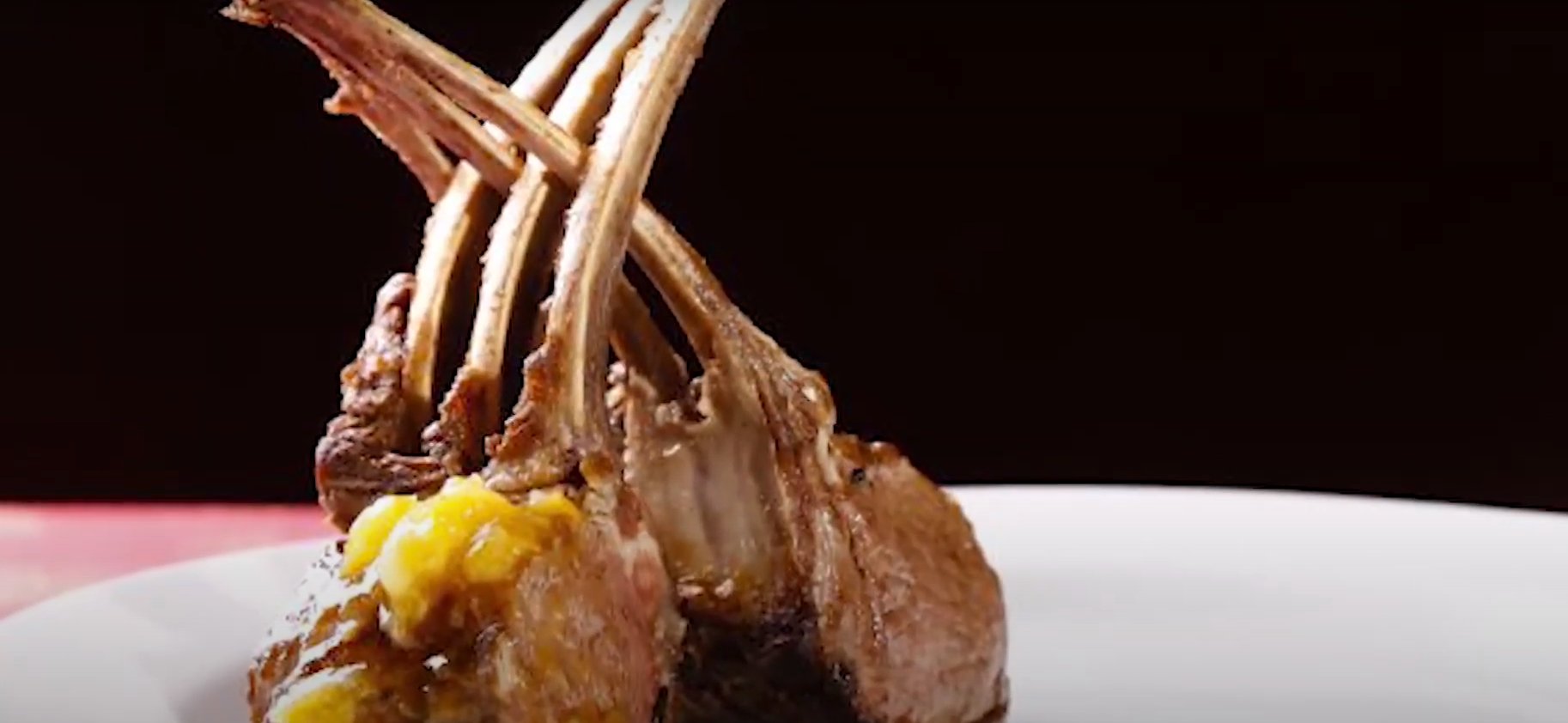 Aprenda a fazer um delicioso carré de cordeiro ao molho de damasco