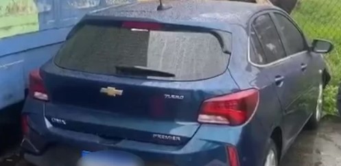 Por um triz: casal escapa da morte após trem bater contra carro no Litoral