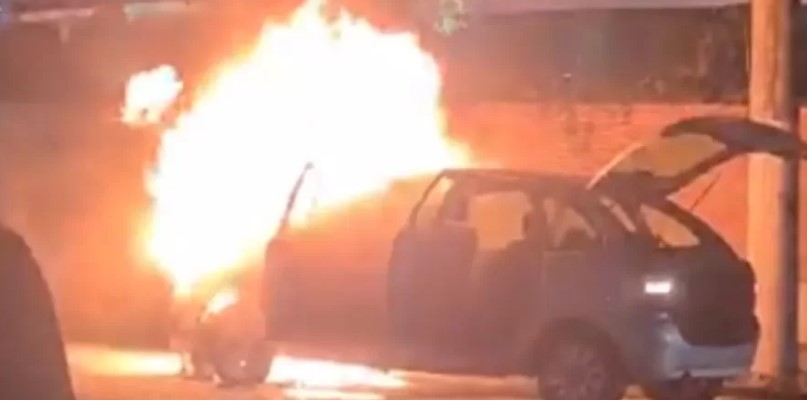 Carro pega fogo em avenida de Santos