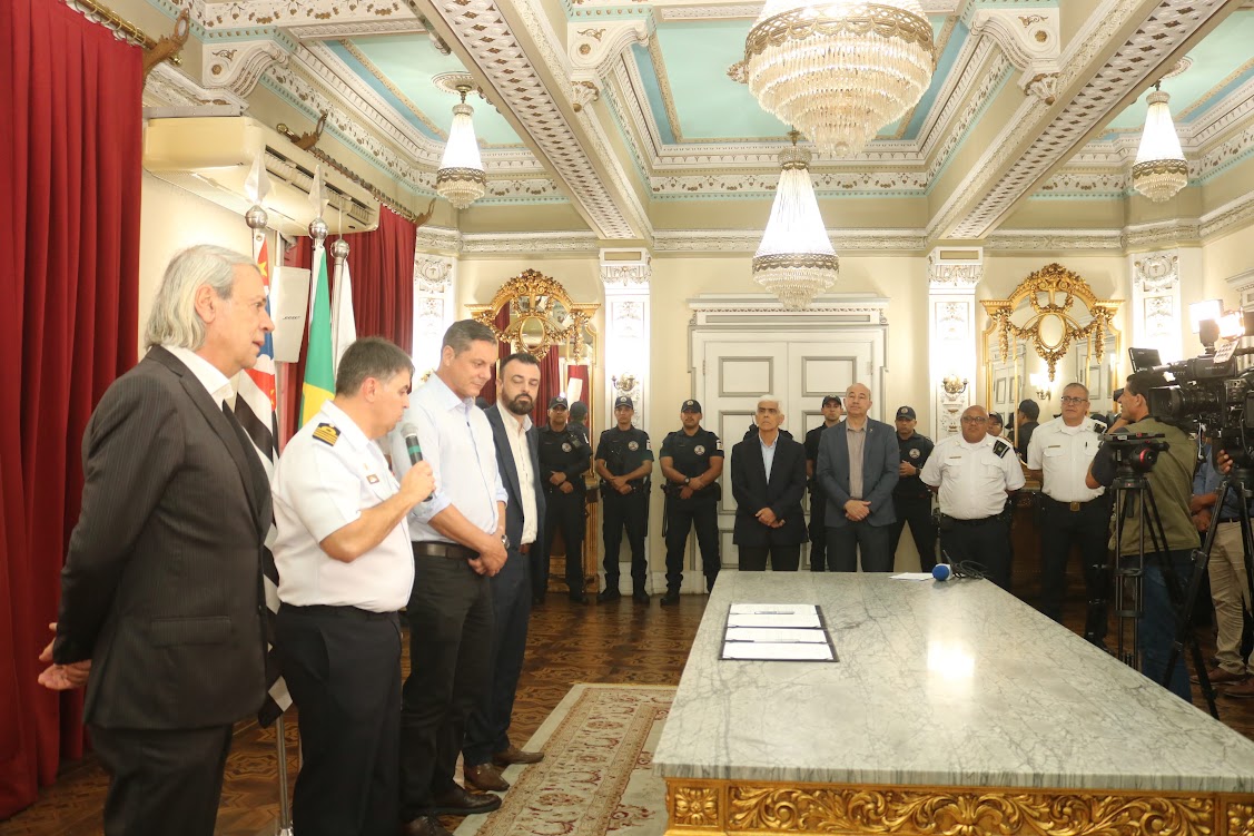 Santos e a Marinha assinam convênio em prol da segurança nas praias e no Porto