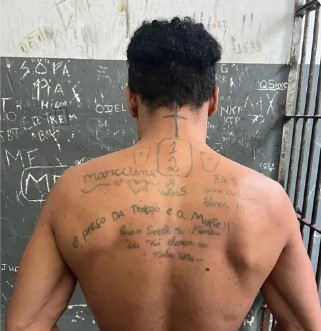 “O preço da traição é a morte”: foragido com tatuagem macabra é preso em São Vicente