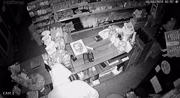 Homem furta padaria e é localizado pelo rastreador de celular