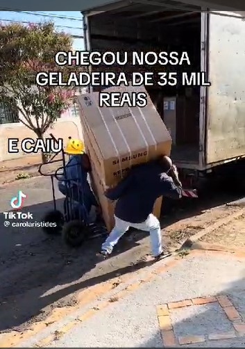 Geladeira milionária cai na hora da entrega