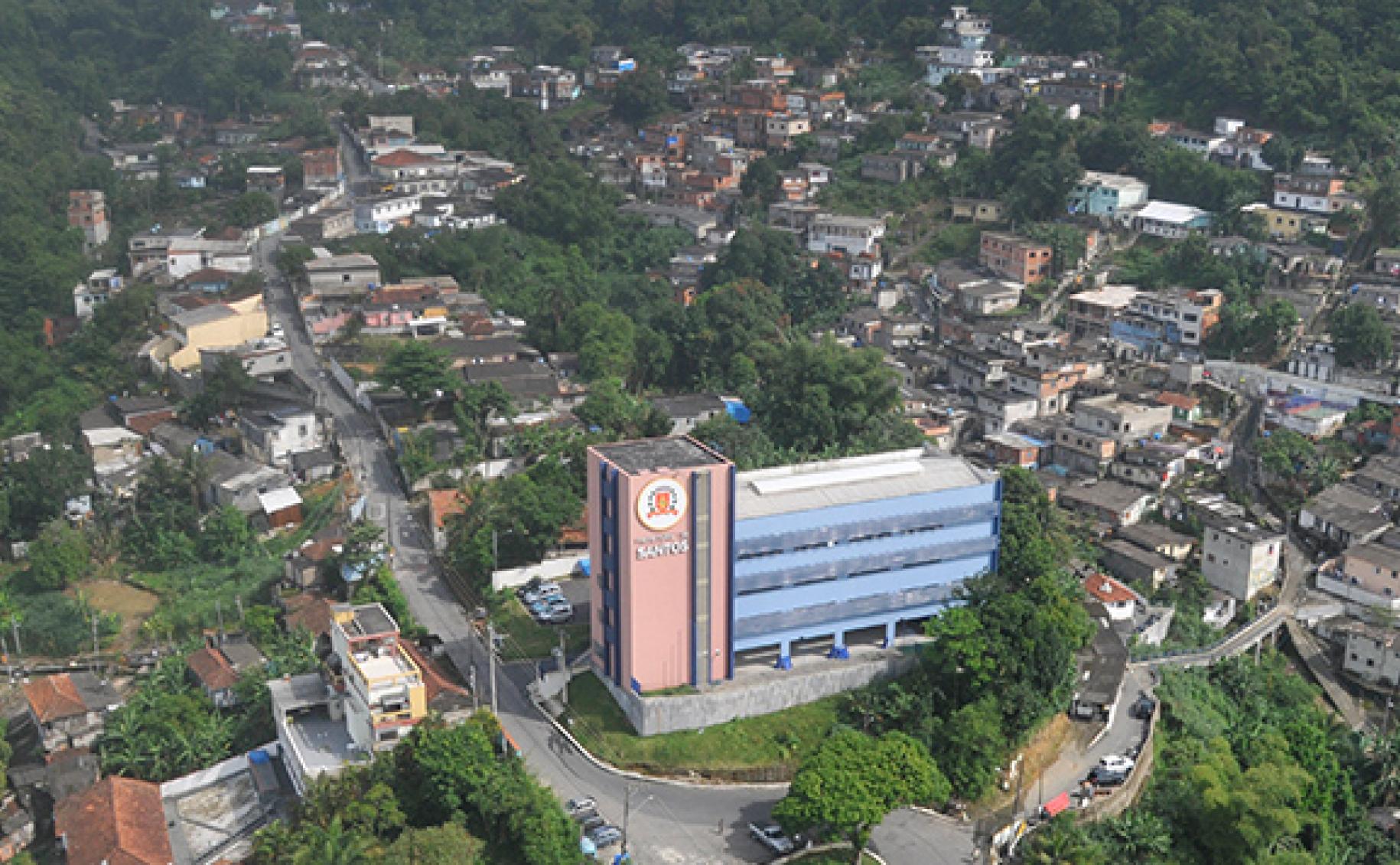 Policiais trocam tiros com grupo de criminosos em morro de Santos