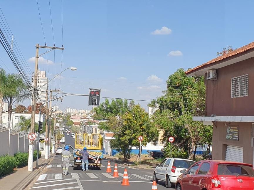 Instalação de novo semáforo na zona oeste de Ribeirão