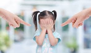 Pais e mães tóxicos usam manipulação emocional e depreciação com filhos