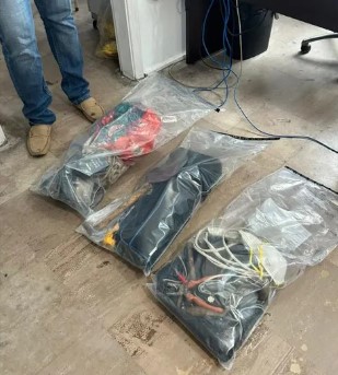 Trio com roupa especial é preso após invadir e roubar agência bancária em São Vicente