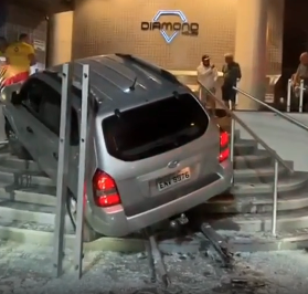 Motorista perde o controle e carro invade entrada de prédio