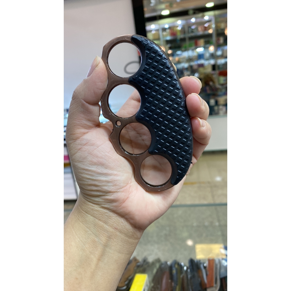 Adolescente agride a outra com soco inglês