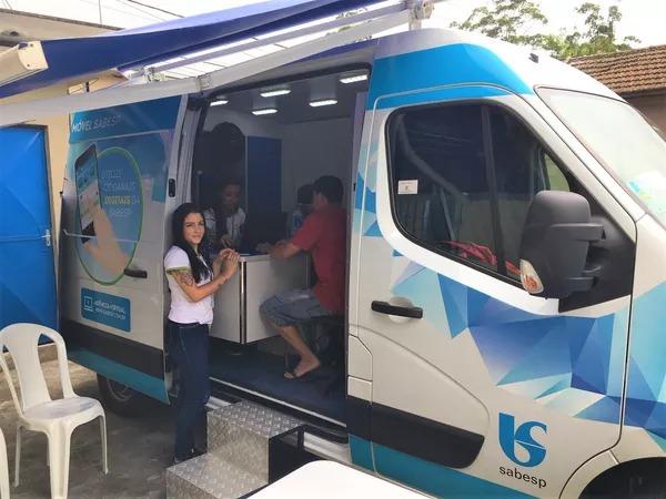 Agência móvel da Sabesp chega até aos moradores dos morros de Santos