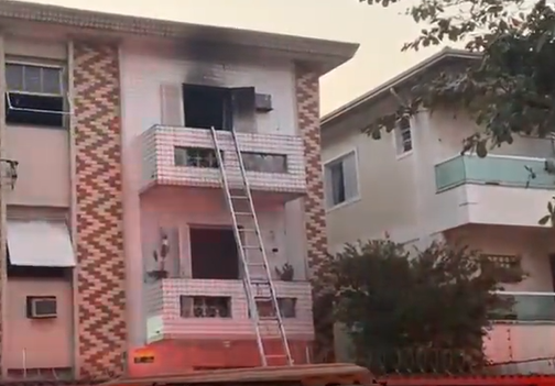 Apartamento pega fogo em Santos e mulher é resgatada pelos Bombeiros