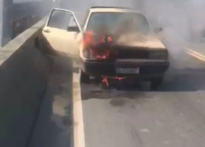 Carro pega fogo e causa trânsito em ponte de São Vicente