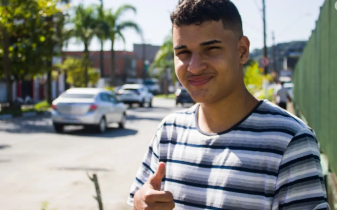 Jovem autista de São Vicente viraliza na internet vendendo balas e fazendo desafio de matemática